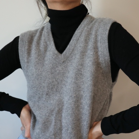 LUI JO Stylish Black Turtle Neck - Picture 4 of 9